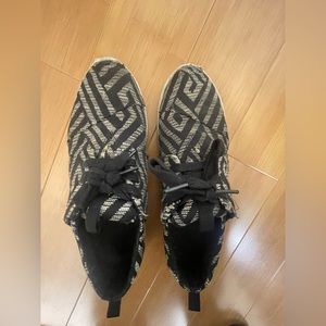 Got these Tom’s years ago and never wear them. Women’s size 8.